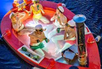 London: Hot Tub Boat Guided Historical Docklands Cruise